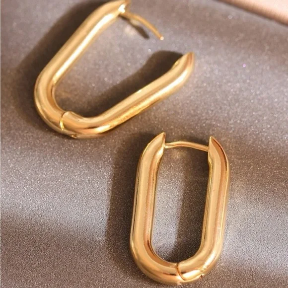 Minimalist Gold Huggie Hoop Earrings - Picture 2 of 5